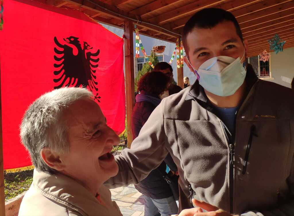 Dopo due anni di isolamento riaprono le porte dell'ospedale psichiatrico di Elbasan in Albania ed è subito festa
